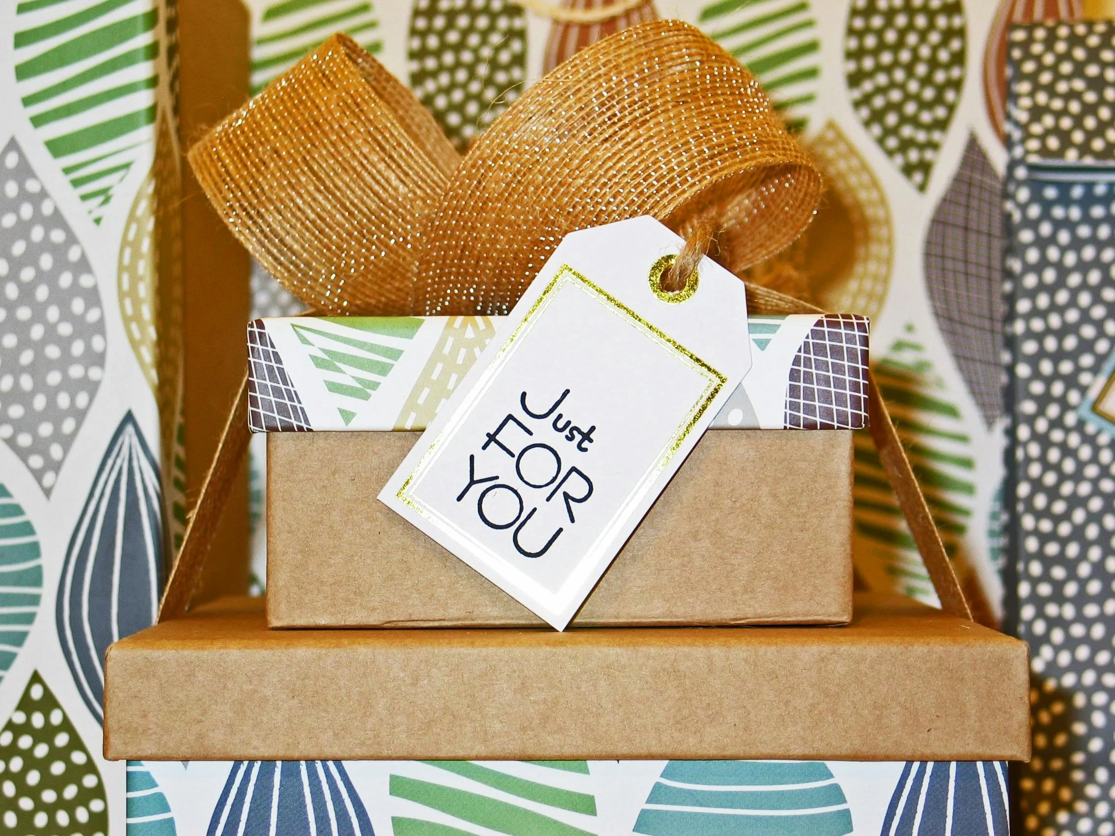 Service de Dropshipping 7 A neatly wrapped gift box with decorative ribbon and 'Just For You' tag, perfect for celebrations.